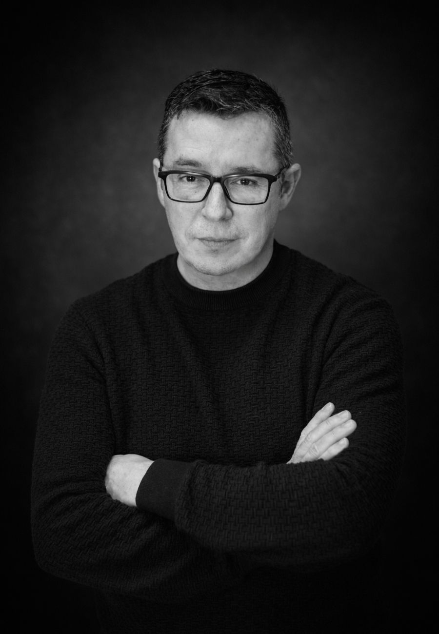 imagen de retrato hecha en estudio fotográfico y en blanco y negro del artista y gestor cultural Leo Tena en una fotografía actualizada